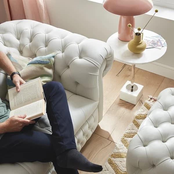 Value Beyond Trends
We build sofas to be kept, cherished, and passed on, not replaced. Real value comes from choosing quality once.
